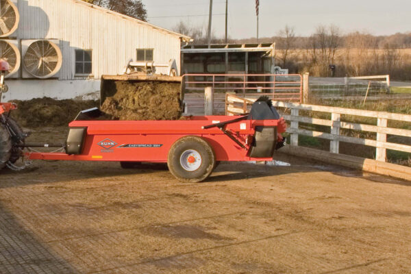 KUHN 1200 - stalmeststrooier voor kleine bedrijven