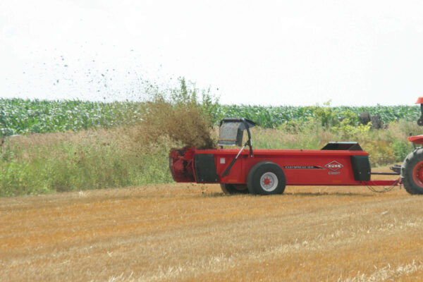 KUHN 1200 - stalmeststrooier voor kleine bedrijven