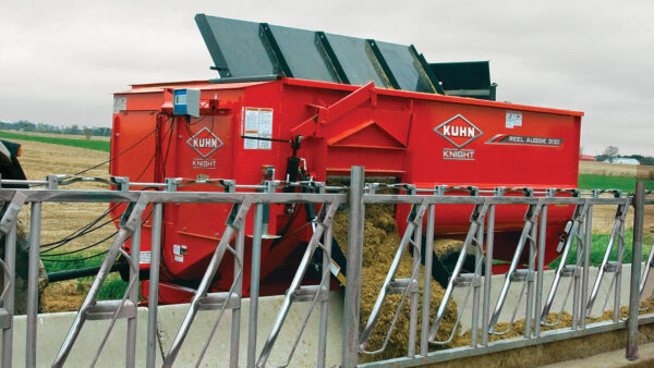 KUHN 3100 - haspelvoermengwagen