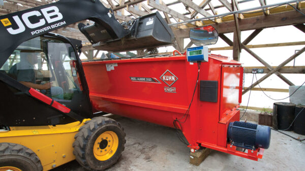 KUHN 3100 - haspelvoermengwagen