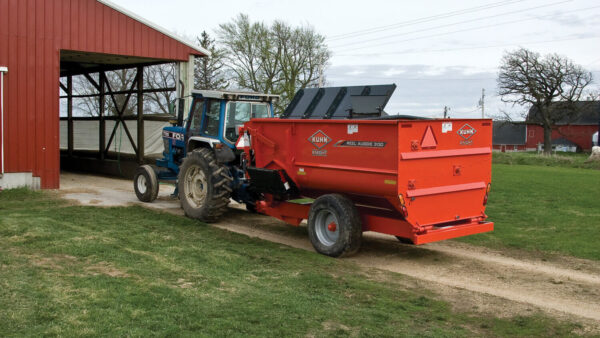 KUHN 3100 - haspelvoermengwagen