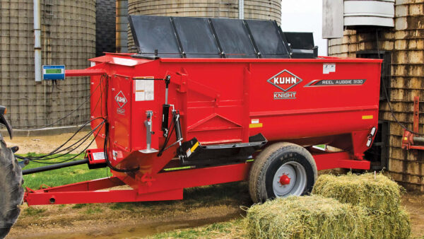 KUHN 3100 - haspelvoermengwagen