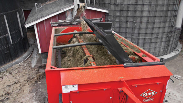 KUHN 3100 - haspelvoermengwagen