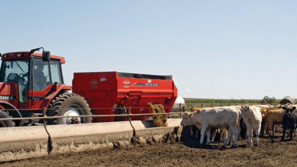KUHN 4100 - voermengwagen met vier vijzels