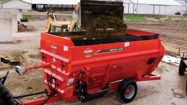 KUHN 4100 - voermengwagen met vier vijzels