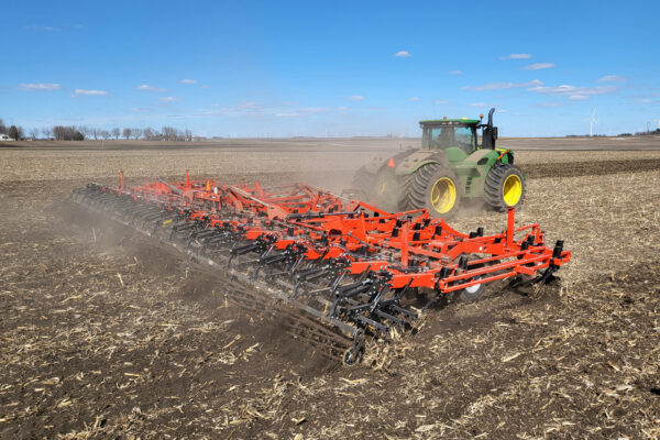 KUHN 5640 - veldcultivator met grote werkbreedte