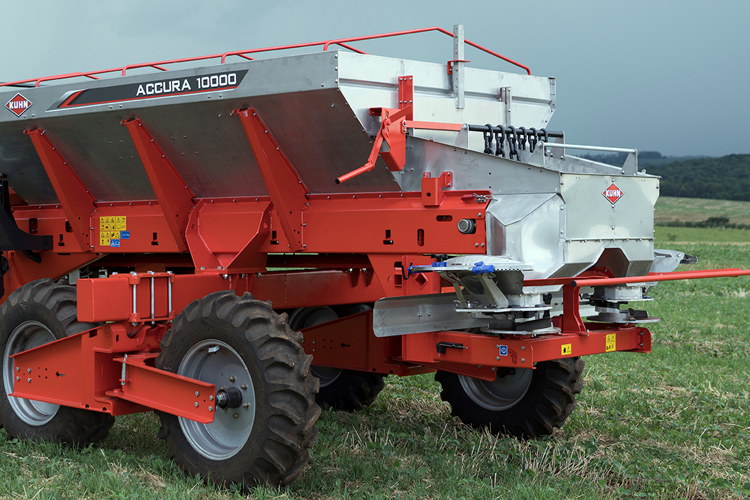 KUHN ACCURA 10000 - getrokken kunstmeststrooier en zaaimachine