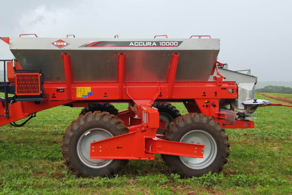 KUHN ACCURA 10000 - getrokken kunstmeststrooier en zaaimachine