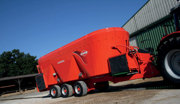 KUHN EUROMIX 3 CL - voermengwagen met drie vijzels en dwarsband