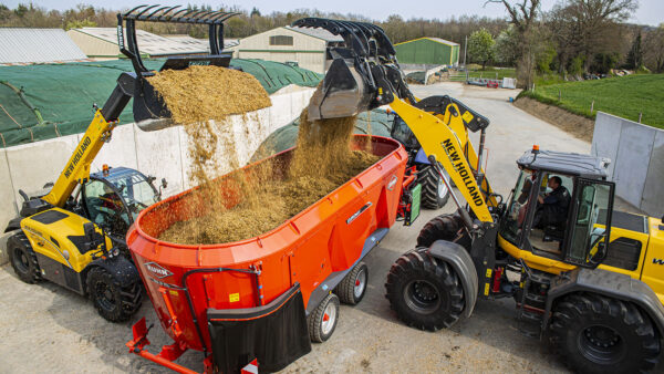 KUHN EUROMIX 3 CL - voermengwagen met drie vijzels en dwarsband