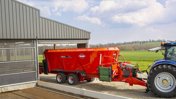 KUHN EUROMIX 3 CL - voermengwagen met drie vijzels en dwarsband