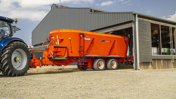 KUHN EUROMIX 3 CL - voermengwagen met drie vijzels en dwarsband