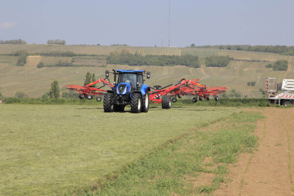 KUHN GA 10031 - cirkelhark met vier rotoren en middenafleg