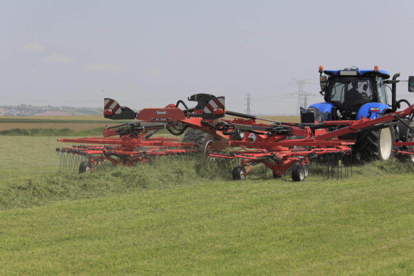 KUHN GA 10031 - cirkelhark met vier rotoren en middenafleg