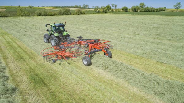 KUHN GA 1031 - cirkelhark met twee rotoren en middenafleg