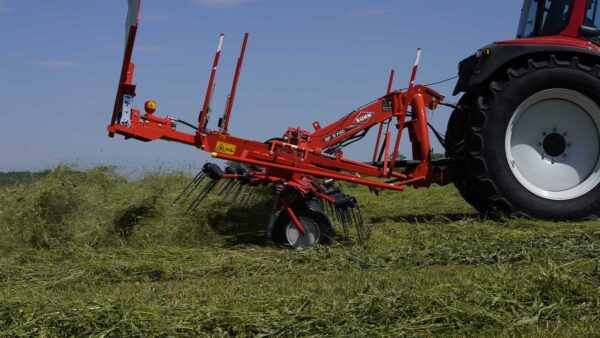 KUHN GF 8700 - aanbouw schudder voor kleinere tractoren