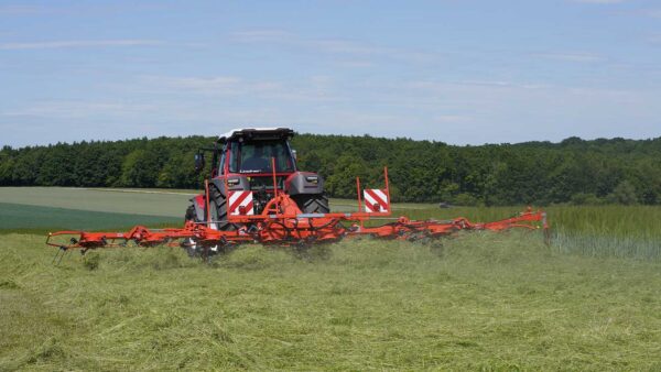 KUHN GF 8700 - aanbouw schudder voor kleinere tractoren