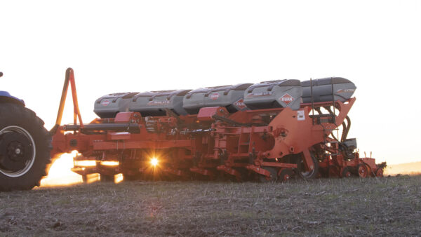 KUHN PRIME AT P - pneumatische precisiezaaimachine met zelftransport
