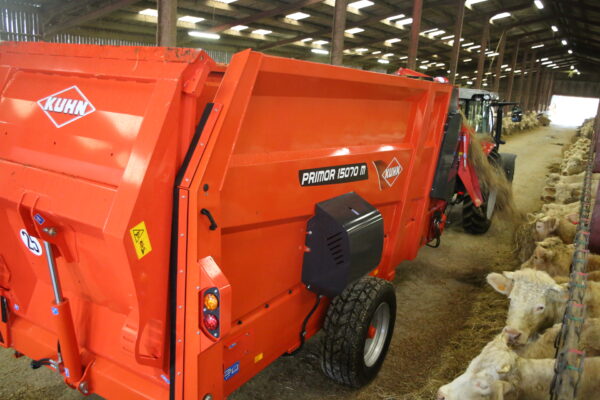 KUHN PRIMOR 15070 M - getrokken stroblazer en voerverdeler