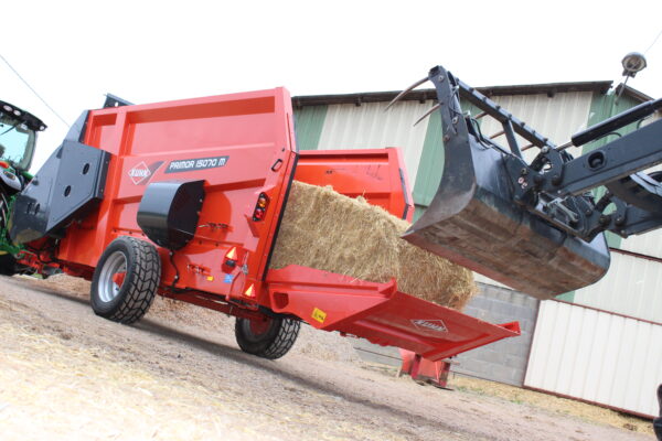 KUHN PRIMOR 15070 M - getrokken stroblazer en voerverdeler