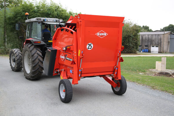 KUHN PRIMOR 2060 M - halfgedragen stroblazer en voerverdeler
