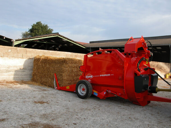 KUHN PRIMOR 2060 M - halfgedragen stroblazer en voerverdeler
