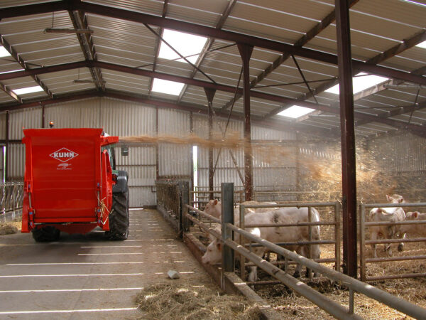KUHN PRIMOR 2060 S - aanbouw stroblazer en voerverdeler
