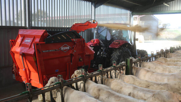 KUHN PRIMOR 3570 M - getrokken stroblazer en voerverdeler