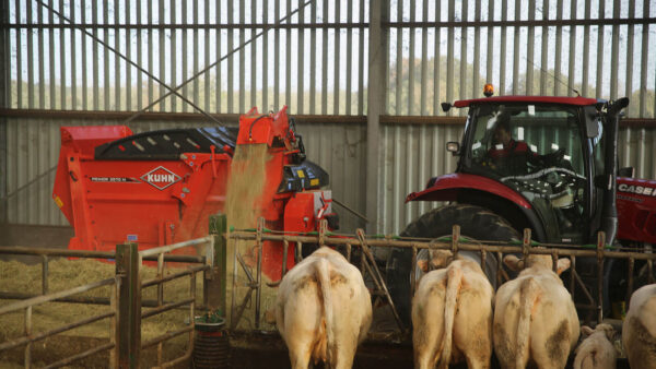 KUHN PRIMOR 3570 M - getrokken stroblazer en voerverdeler
