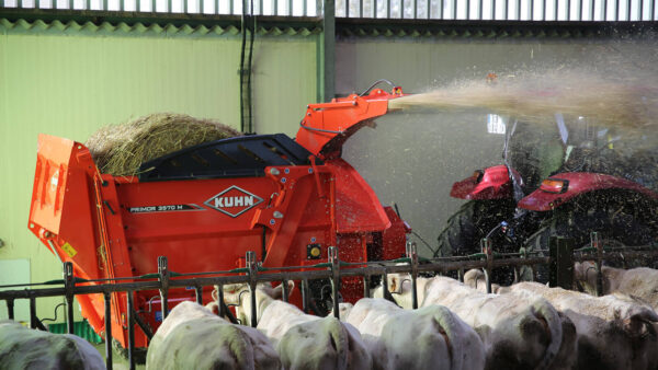 KUHN PRIMOR 3570 M - getrokken stroblazer en voerverdeler
