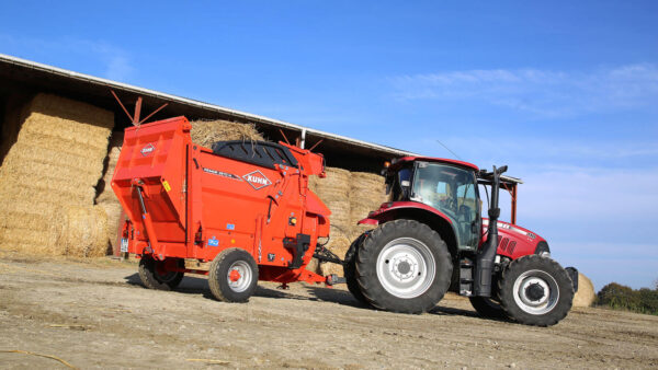 KUHN PRIMOR 3570 M - getrokken stroblazer en voerverdeler