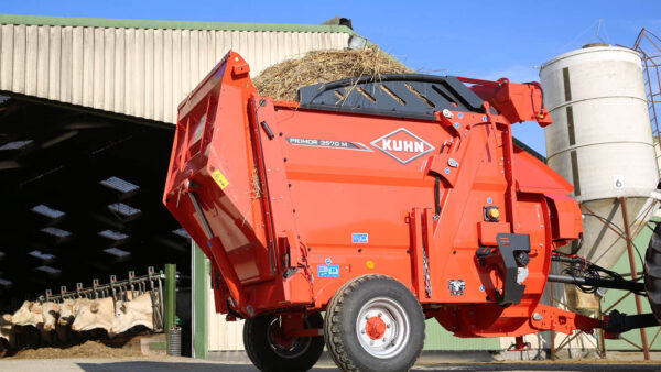 KUHN PRIMOR 3570 M - getrokken stroblazer en voerverdeler