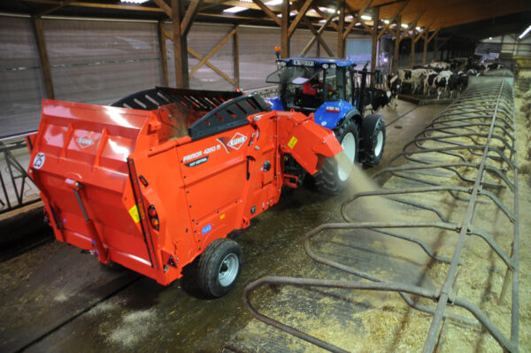 KUHN PRIMOR 4260 M CUT CONTROL - stroblazer en voerverdeler met snijsysteem