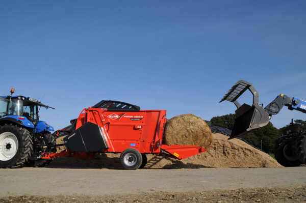 KUHN PRIMOR 4260 M CUT CONTROL - stroblazer en voerverdeler met snijsysteem