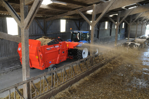 KUHN PRIMOR 4260 M CUT CONTROL - stroblazer en voerverdeler met snijsysteem