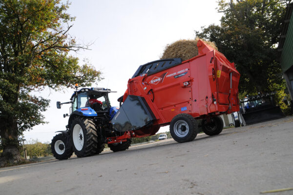 KUHN PRIMOR 4260 M CUT CONTROL - stroblazer en voerverdeler met snijsysteem