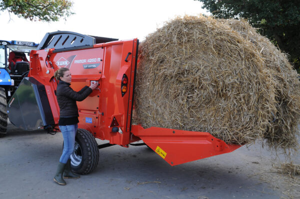 KUHN PRIMOR 4260 M CUT CONTROL - stroblazer en voerverdeler met snijsysteem