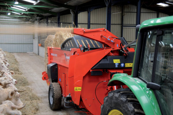 KUHN PRIMOR 5570 M - getrokken stroblazer en voerverdeler met grote capaciteit