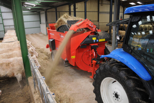 KUHN PRIMOR 5570 M - getrokken stroblazer en voerverdeler met grote capaciteit