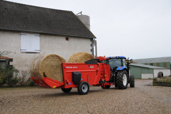 KUHN PRIMOR 5570 M - getrokken stroblazer en voerverdeler met grote capaciteit