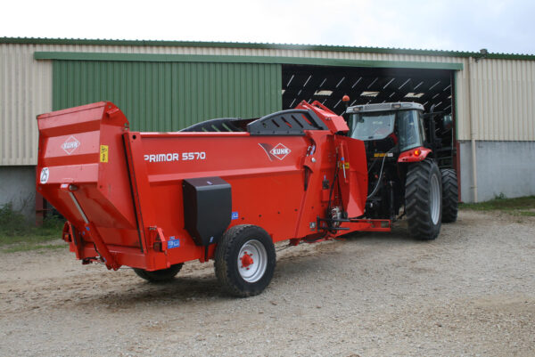 KUHN PRIMOR 5570 M - getrokken stroblazer en voerverdeler met grote capaciteit