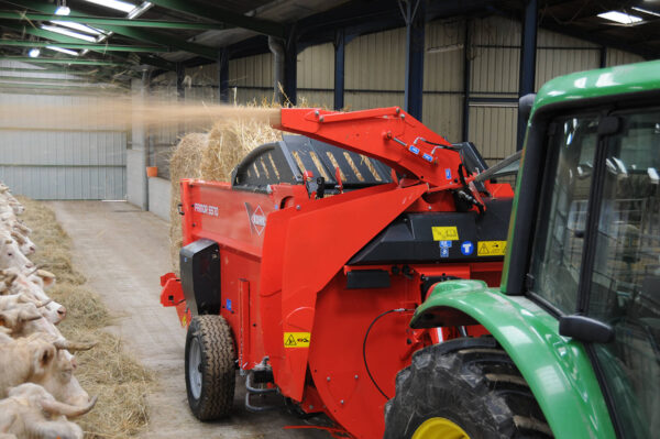 KUHN PRIMOR 5570 M - getrokken stroblazer en voerverdeler met grote capaciteit