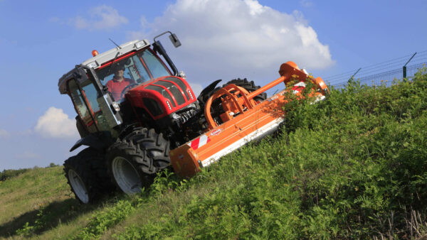 KUHN PRO - frontgedragen klepelmaaier voor hellingen