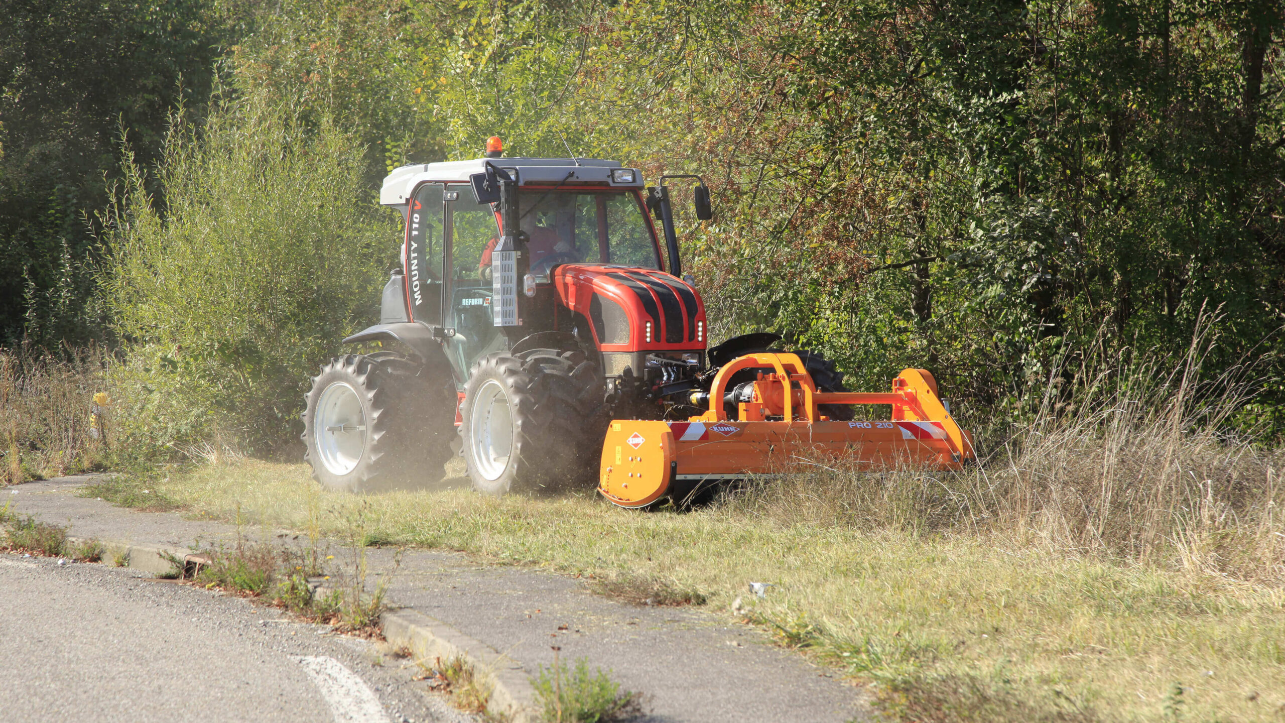 KUHN PRO - frontgedragen klepelmaaier voor hellingen - Afbeelding 4