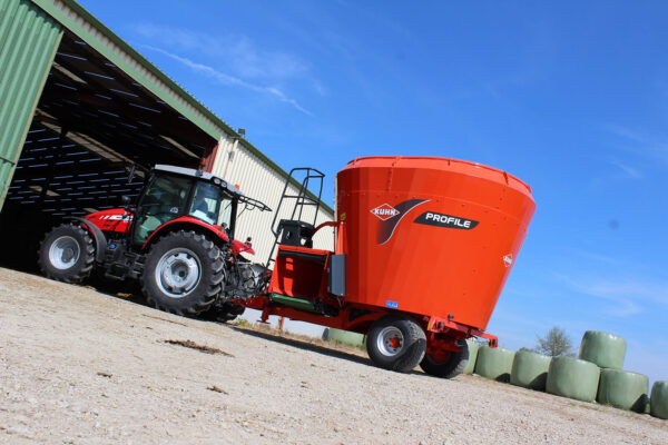 KUHN PROFILE 1 CL - voermengwagen met één vijzel en dwarsband