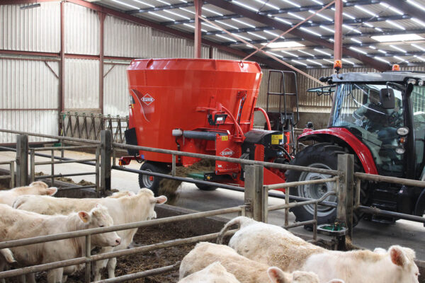KUHN PROFILE 1 CL - voermengwagen met één vijzel en dwarsband