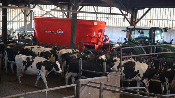 KUHN PROFILE 2 CL - voermengwagen met twee vijzels en dwarsband