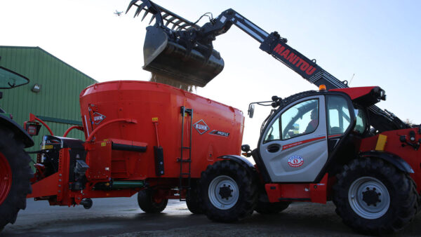 KUHN PROFILE 2 CL - voermengwagen met twee vijzels en dwarsband
