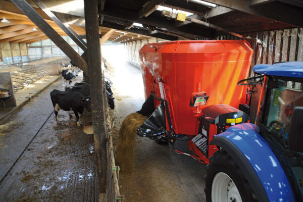 KUHN PROFILE 2 DL - voermengwagen met twee vijzels en zijverdeling