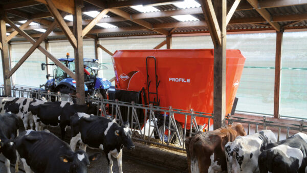 KUHN PROFILE 2 DS - compacte voermengwagen met twee vijzels en zijverdeling